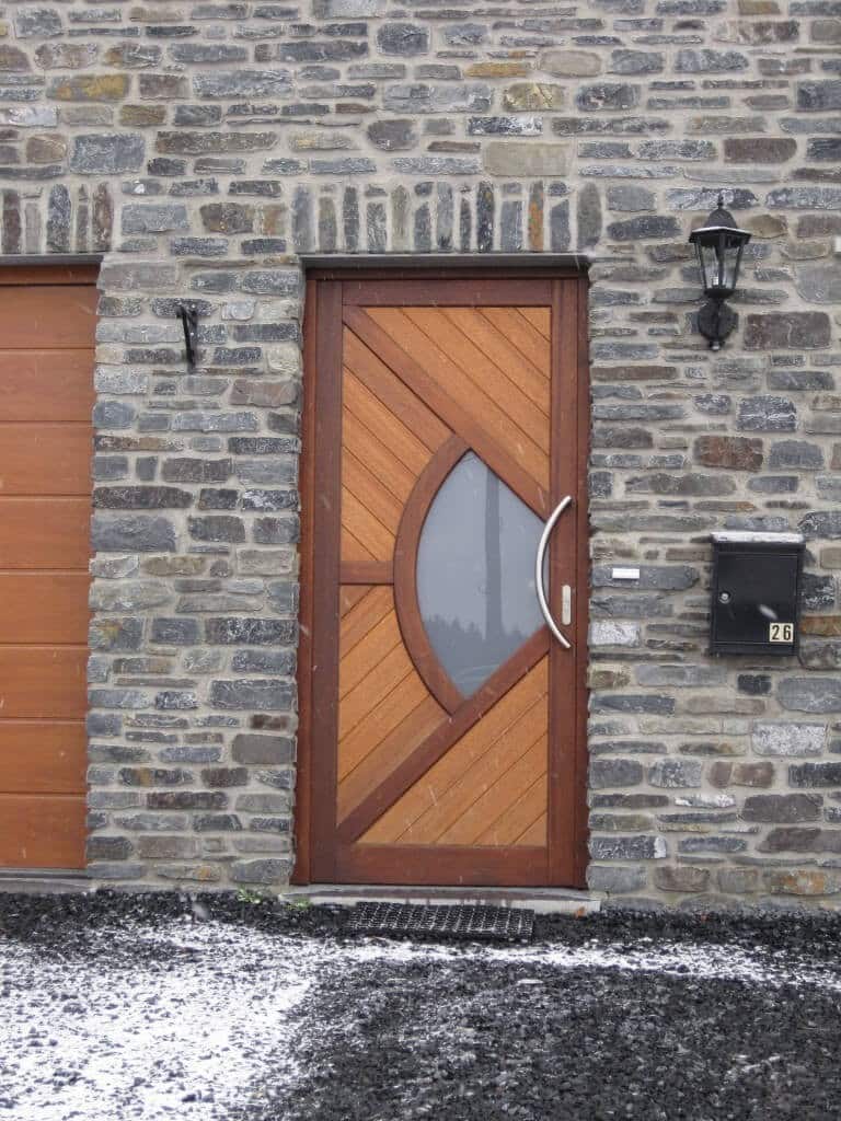 Création d’une porte d’entrée moderne en bois à Neufchâteau