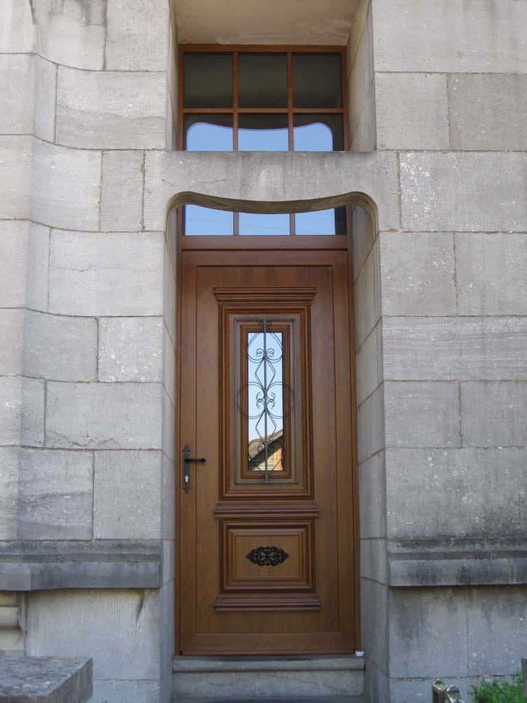 Pose d’une porte d’entrée imitation bois à Bouillon.