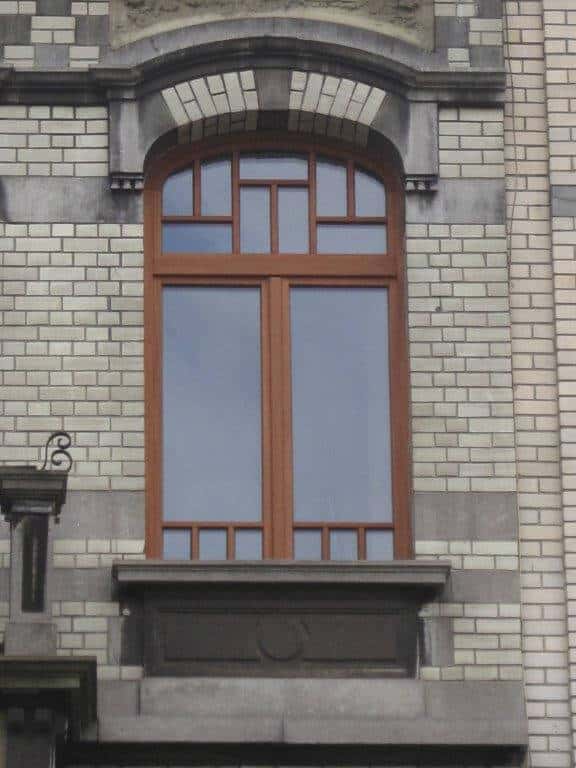 Réalisation et placement d’une fenêtre cintrée en bois à Libin.