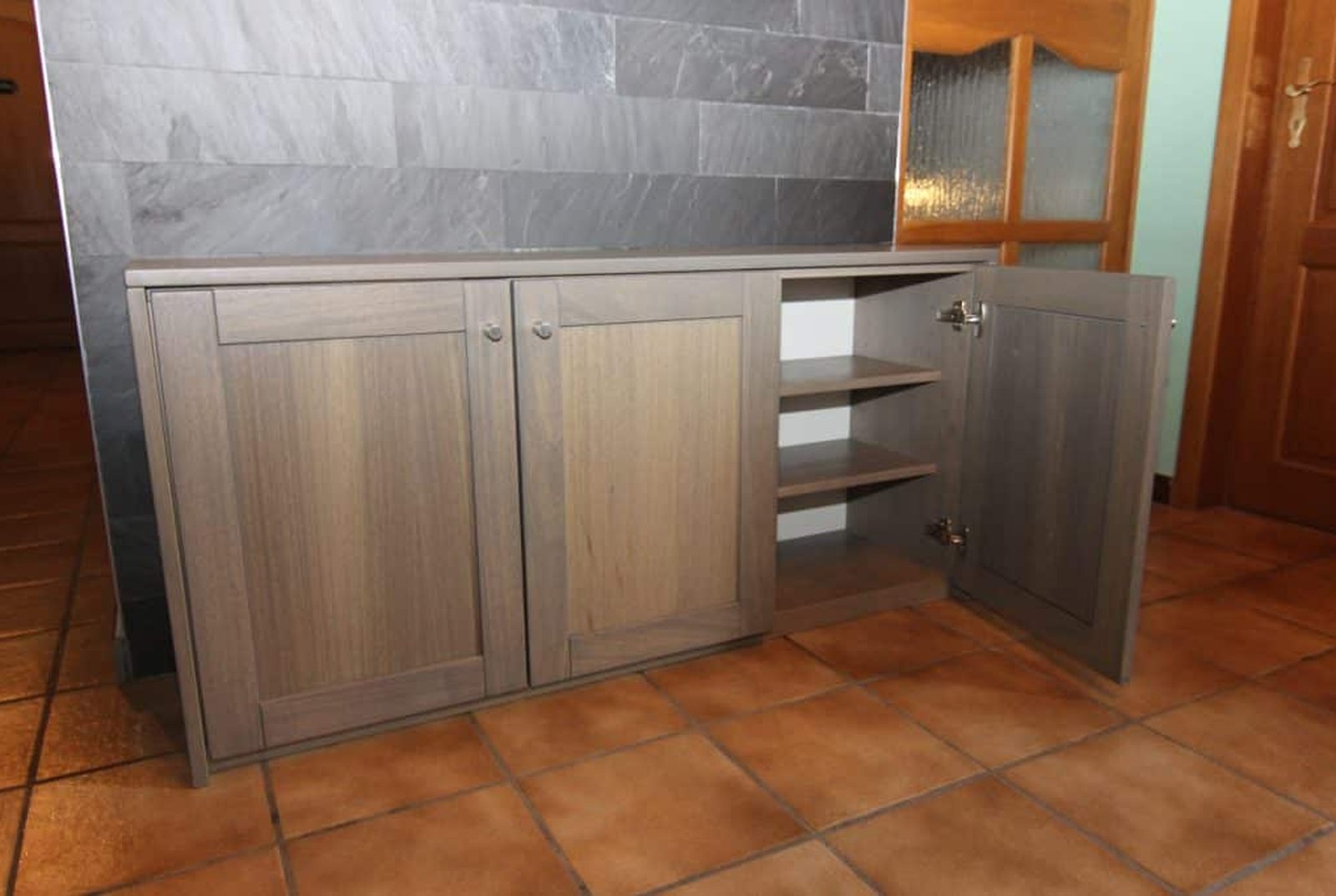 Buffet en bois sur mesure réalisé par Menuiserie Dasnois à Saint-Hubert