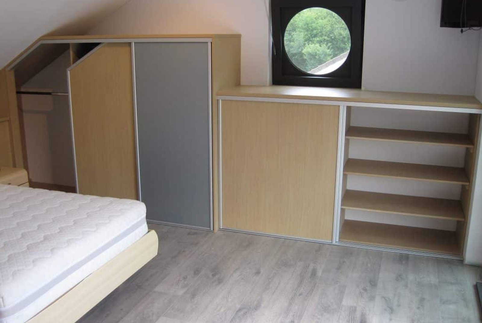Dressing sur mesure sous combles réalisé par Menuiserie Dasnois
