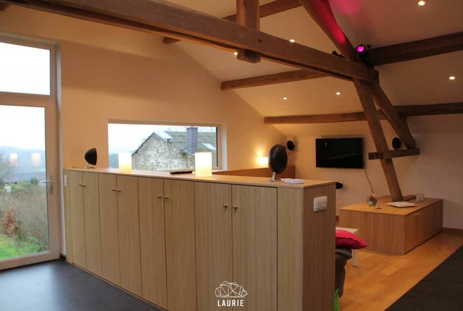 Meuble TV et rangement sur mesure en bois par Menuiserie Dasnois
