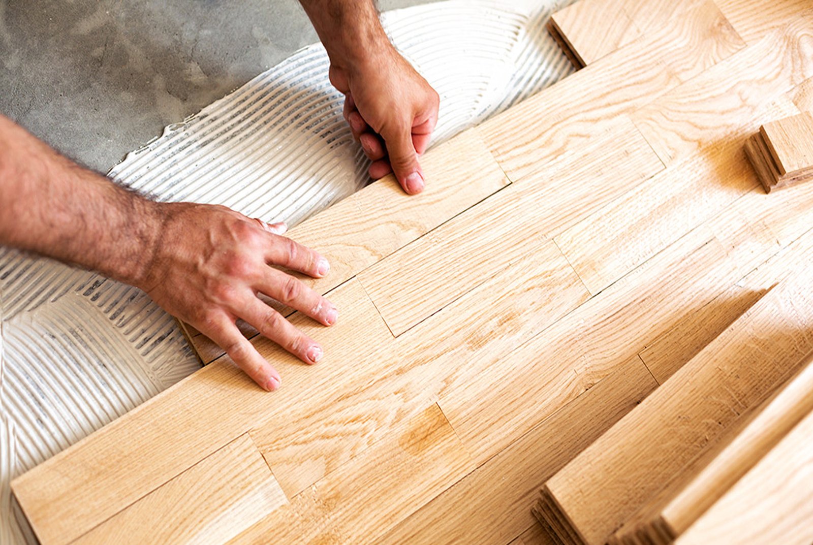 Parquet en chêne massif dans un salon lumineux