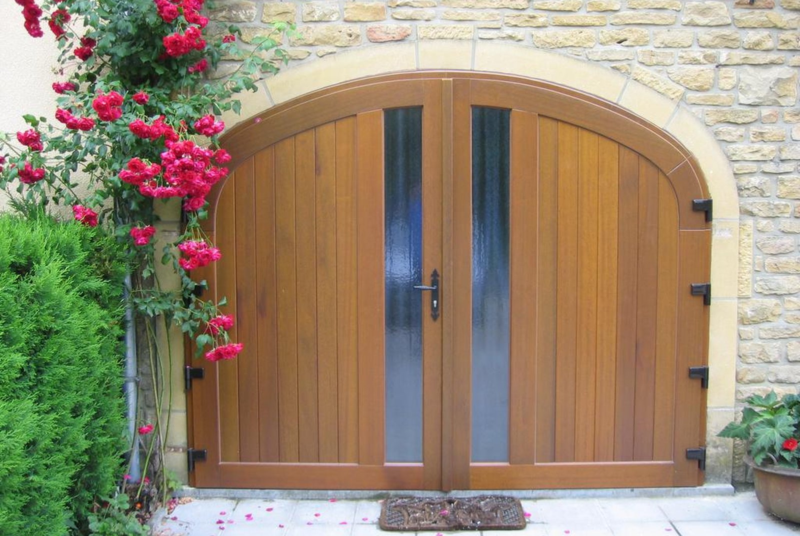 Porte d'entrée cintrée en bois massif