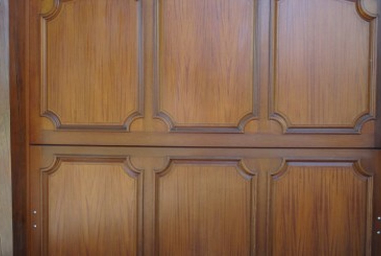 Porte de garage en bois massif