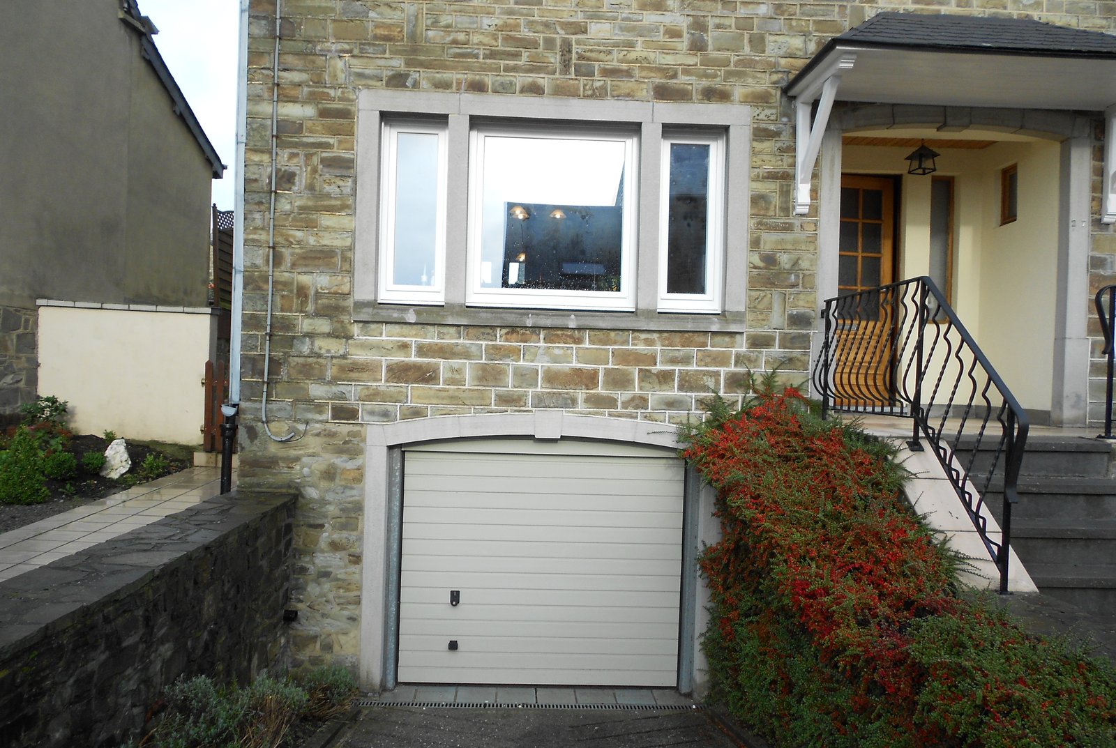 Maison avec porte de garage et châssis