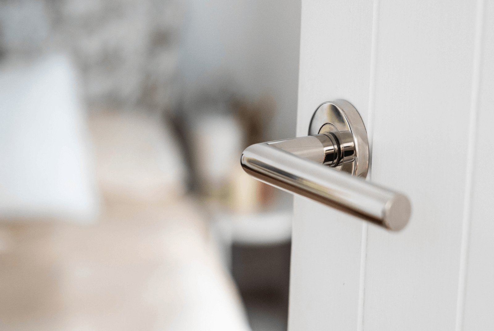 Détail de finition et poignée de porte intérieure