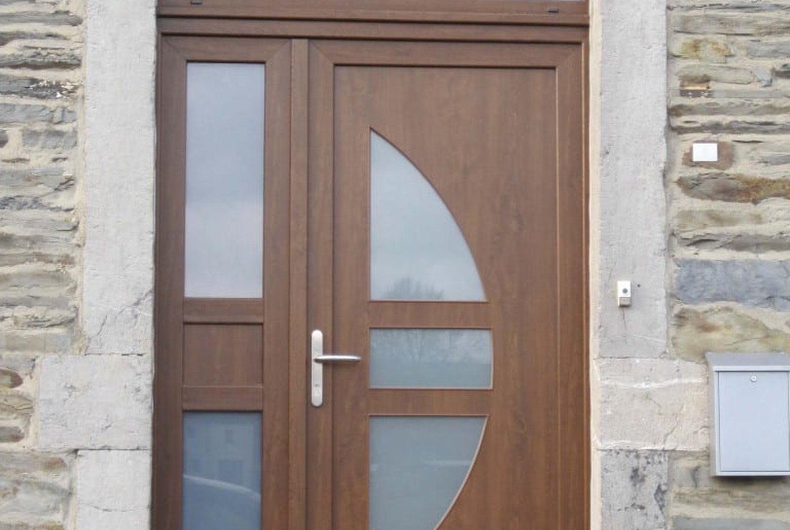 Porte d'entrée en bois moderne