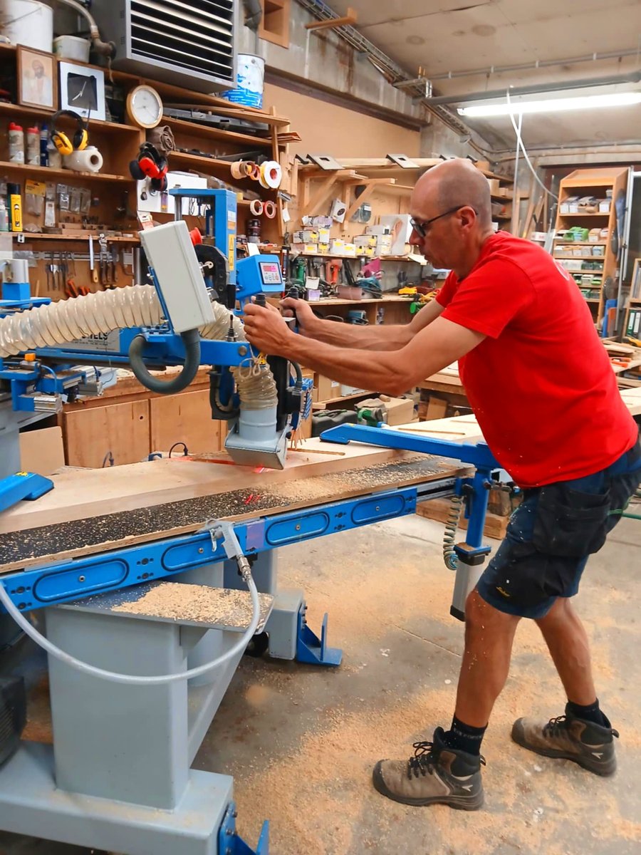 Artisan menuisier travaillant sur une machine à bois professionnelle
