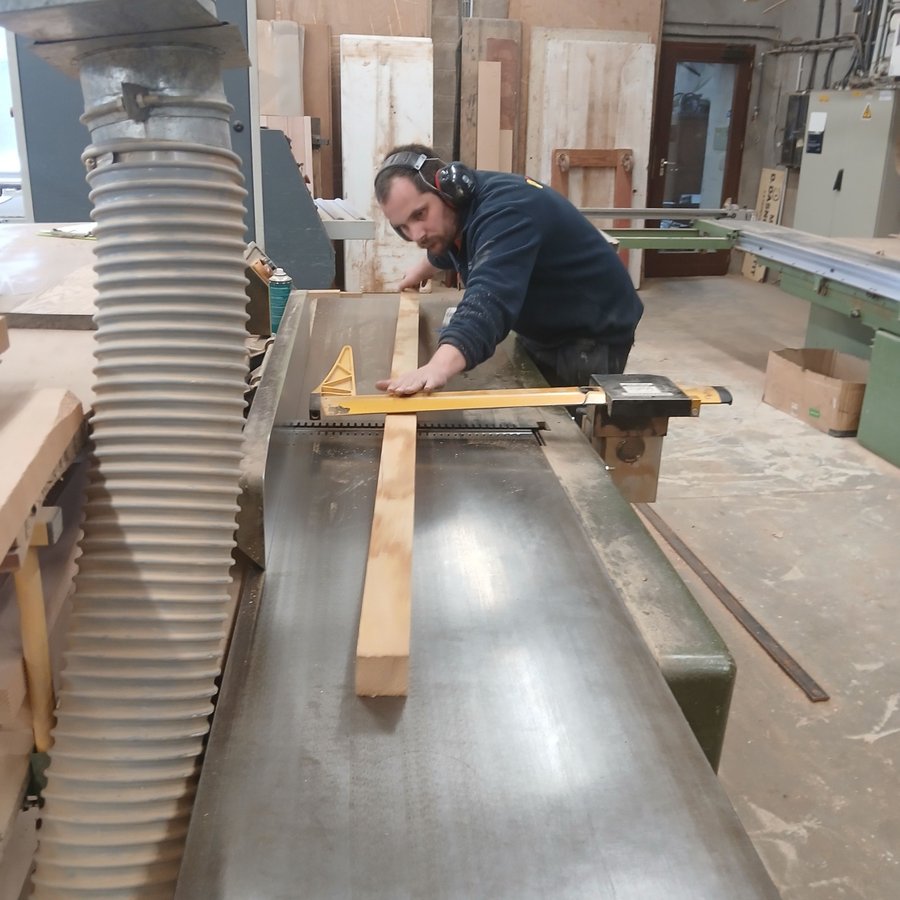 Travail de précision sur une pièce de bois à l'atelier Dasnois