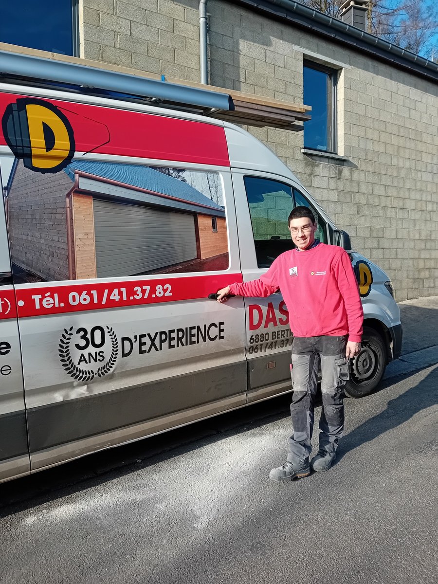 Artisan Menuiserie Dasnois devant le camion de livraison