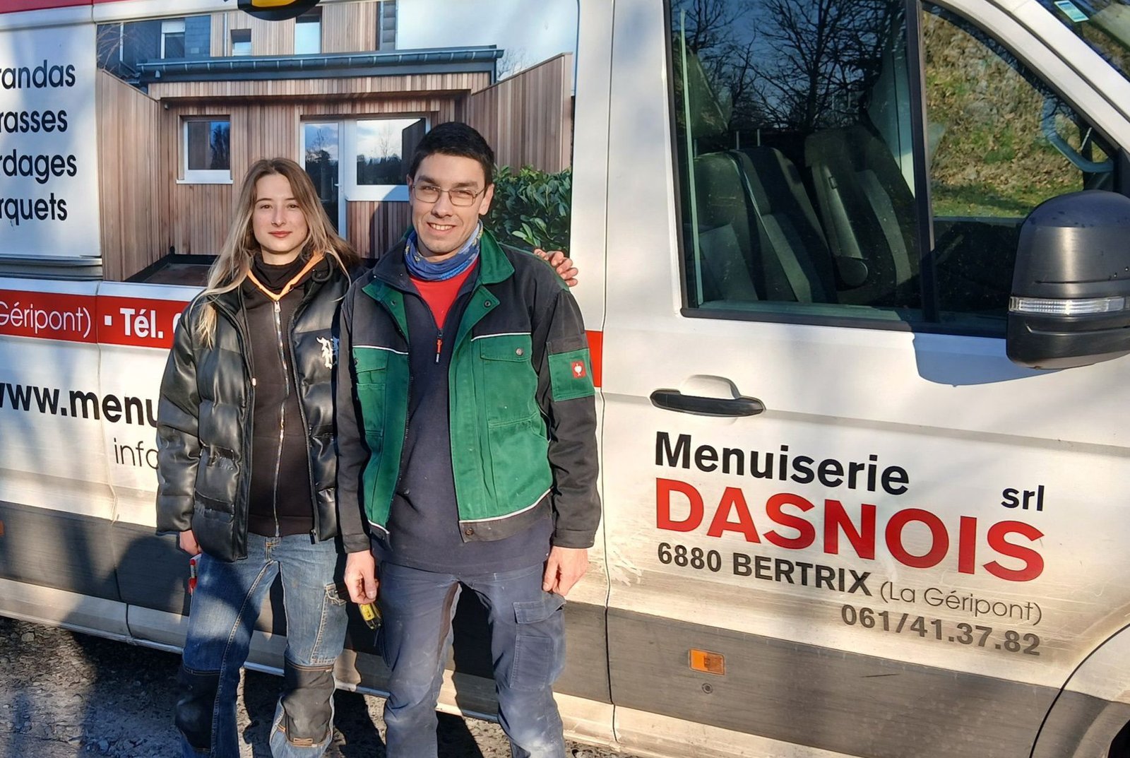 Les dirigeants de la Menuiserie Dasnois devant le camion de livraison