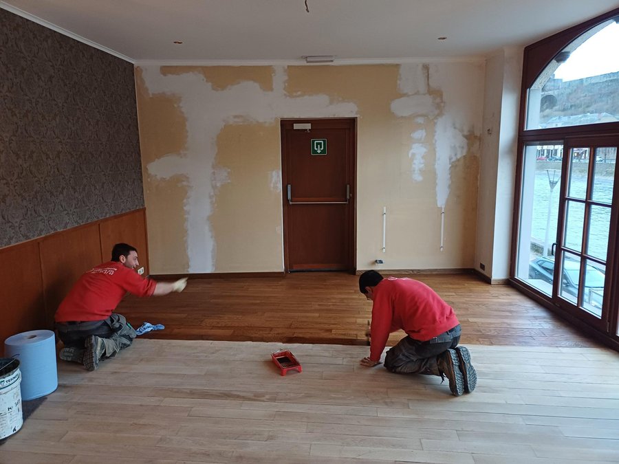 Équipe Dasnois posant un parquet en intérieur