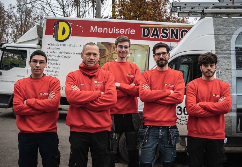 Équipe Dasnois devant les locaux à Bertrix