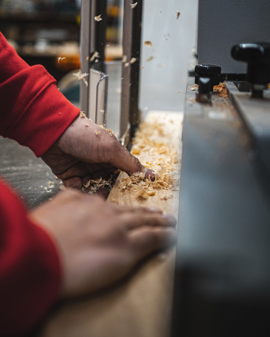 Artisan travaillant le bois, copeaux de bois massif