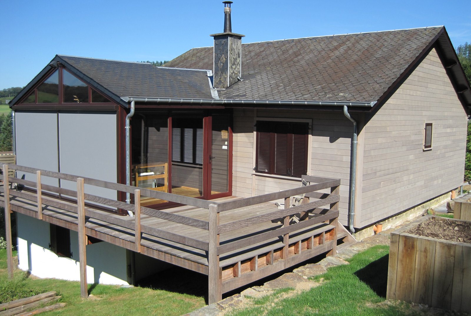 Terrasse en bois exotique posée en province de Luxembourg