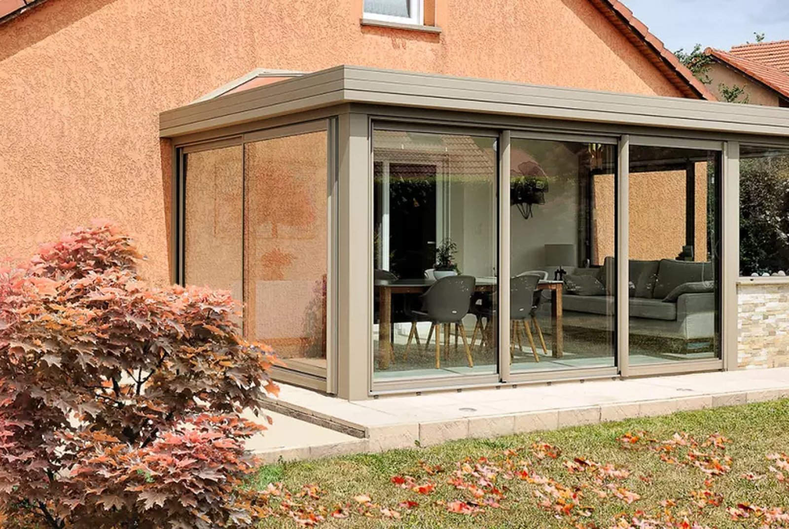 Véranda en bois sur mesure avec vue sur jardin